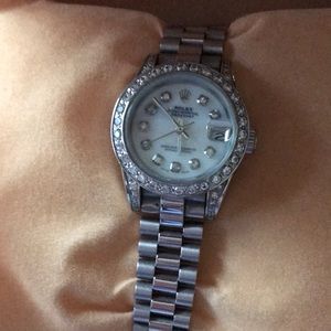 Rolex women watch. It’s manual and working perfectly fine. Price reflects.